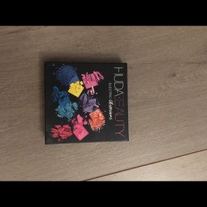 SOLD HUDA BEAUTY PALETTE
